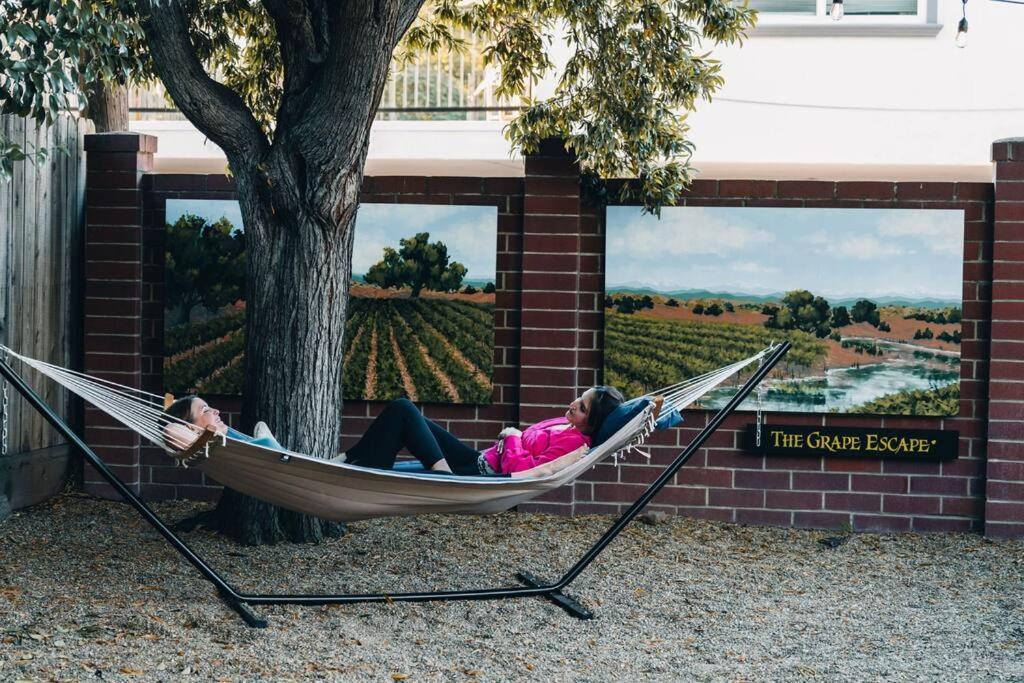Grape Escape Inn & Suites Lodi Bagian luar foto