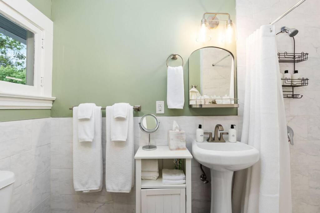 Grape Escape Inn & Suites Lodi Bagian luar foto